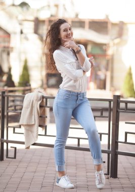 Mutluluk kavramı - mutlu kadın yaz aylarında caddenin üzerinde eğleniyor