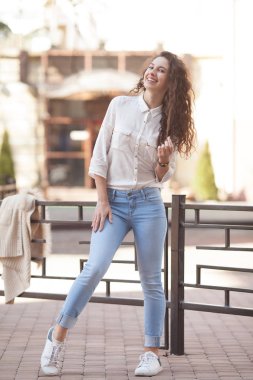 Mutluluk kavramı - mutlu kadın yaz aylarında caddenin üzerinde eğleniyor