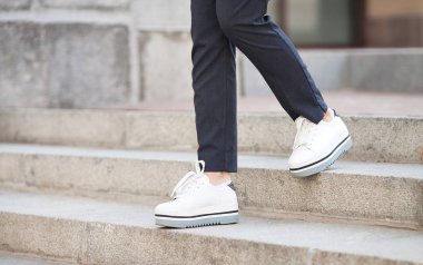 Modern şehir, iş büyüme merdiven yukarı adım yürüyüş işkadını bacakları yukarı kapatın, başarı, git, iş kavramı kadar