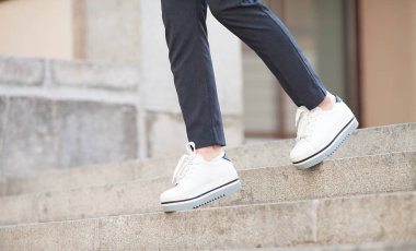 Modern şehir, iş büyüme merdiven yukarı adım yürüyüş işkadını bacakları yukarı kapatın, başarı, git, iş kavramı kadar