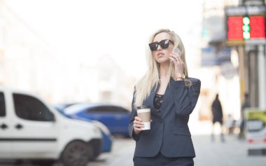 Başarılı işkadını açık yürürken cep telefonu ile. Çalışan şehir iş kadın.