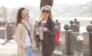 iki güzel genç kadın şehirde eğleniyor