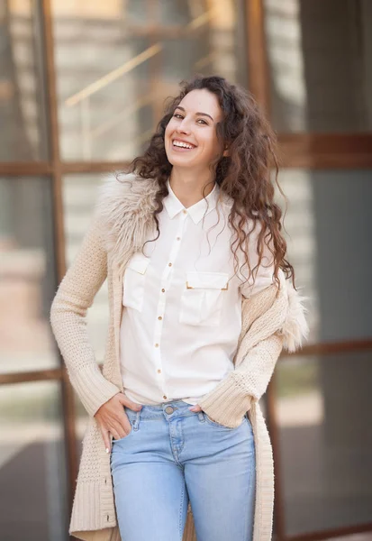 Glückskonzept Glückliche Frau Die Sommer Spaß Auf Der Straße Hat — Stockfoto