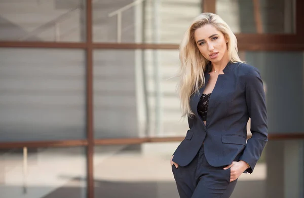 Una Hermosa Joven Mujer Negocios Caminando Aire Libre — Foto de Stock