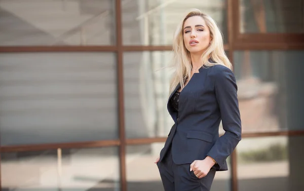 Una Hermosa Joven Mujer Negocios Caminando Aire Libre — Foto de Stock