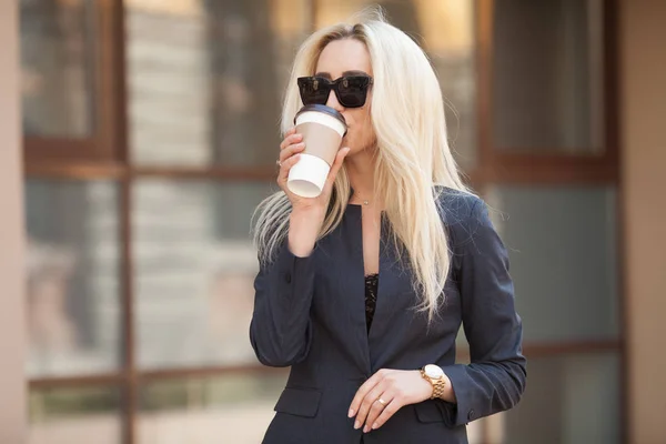 Mujer Con Estilo Calle Bebiendo Café Mañana — Foto de Stock