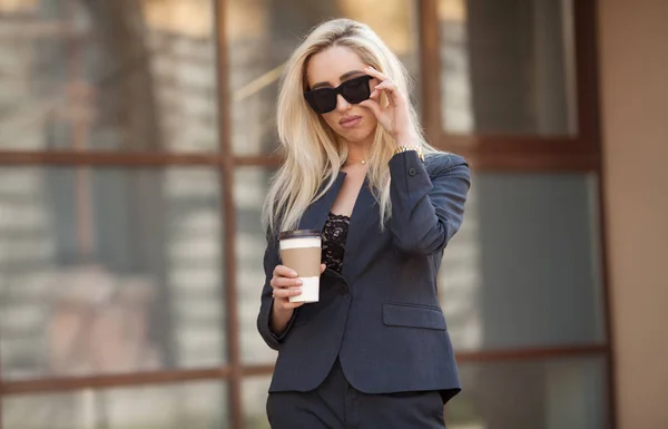 Alegre Gerente Femenino Llegar Trabajo Pie Beber Café Mañana Para — Foto de Stock