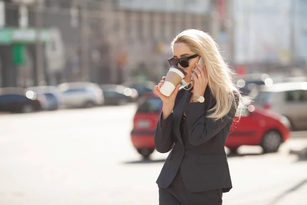 Mujer Negocios Exitosa Con Teléfono Celular Mientras Camina Aire Libre — Foto de Stock