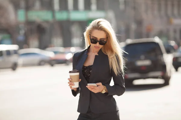 Mujer Negocios Exitosa Con Teléfono Celular Mientras Camina Aire Libre — Foto de Stock