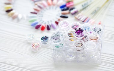 Tablo tam manikür kaplar, manikür araçları, oje renkleri palette. Art Aksesuar çivi. Üstten Görünüm