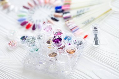 Tablo tam manikür kaplar, manikür araçları, oje renkleri palette. Art Aksesuar çivi. Üstten Görünüm