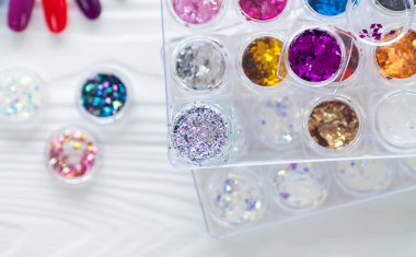 Tablo tam manikür kaplar, manikür araçları, oje renkleri palette. Art Aksesuar çivi. Üstten Görünüm