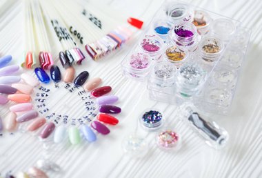 Tablo tam manikür kaplar, manikür araçları, oje renkleri palette. Art Aksesuar çivi. Üstten Görünüm