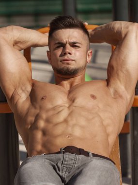 Mide egzersizleri açık yaparak çalışan kaslı adam. Güçlü erkek çıplak gövde abs