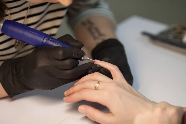 Manicura Proceso Primer Plano Una Mujer Salón Belleza Recibiendo Una —  Fotos de Stock