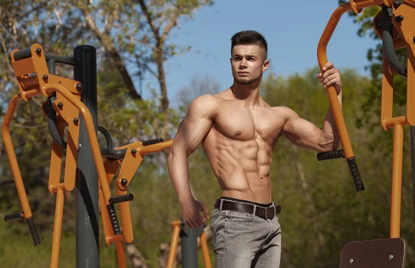 Homem Muscular Trabalhando Fora Fazendo Exercícios Estômago Livre Forte Masculino — Fotografia de Stock
