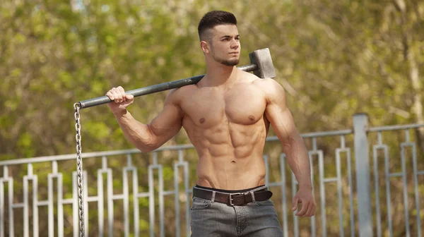 Junger Mann Schlägt Reifen Ein Training Freien Mit Hammer — Stockfoto