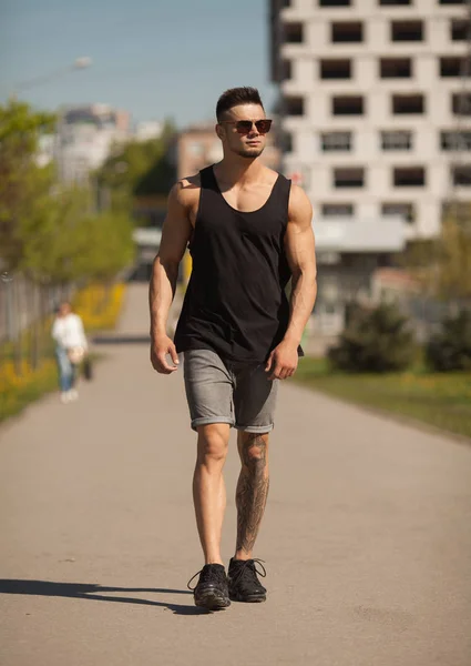 Bărbat Frumos Musculos Tatuaj Pozând Orașul European — Fotografie, imagine de stoc