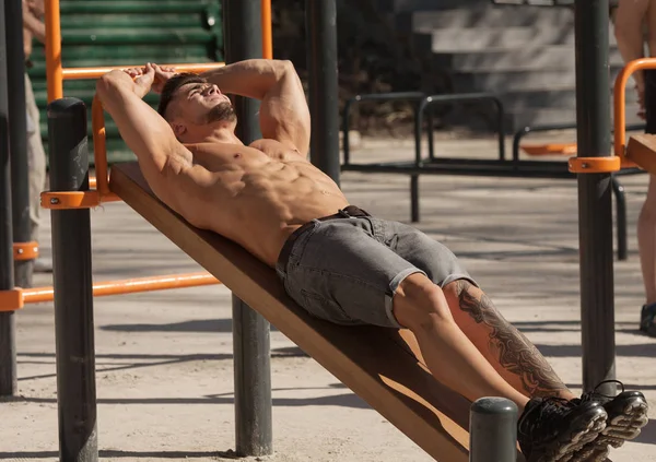 Mide Egzersizleri Açık Yaparak Çalışan Kaslı Adam Güçlü Erkek Çıplak — Stok fotoğraf