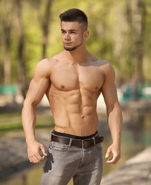 Kaslı adam ağaç uzak Şehir Parkı yakınındaki seyir poz