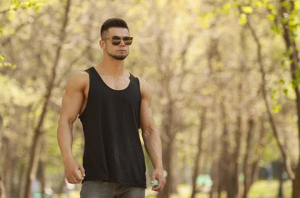 Homem Musculoso Posando Perto Árvore Olhando Para Parque Cidade — Fotografia de Stock