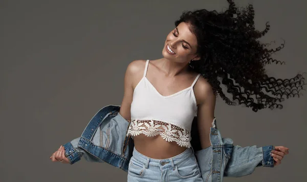 Close Retrato Uma Jovem Mulher Feliz Rindo Com Cabelo Soprando — Fotografia de Stock