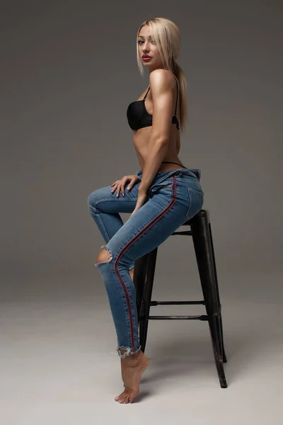 Vacker Och Sexig Blond Kvinna Iklädd Underkläder Och Jeans — Stockfoto