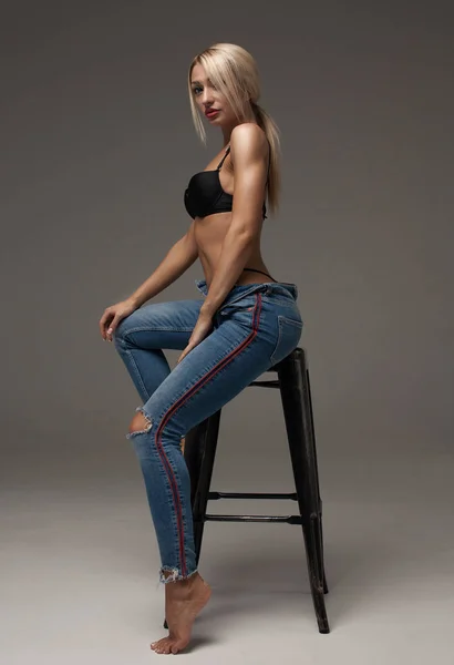 Mulher Loira Bonita Sexy Vestindo Lingerie Jeans — Fotografia de Stock