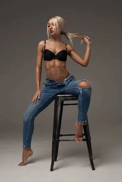 Vacker Och Sexig Blond Kvinna Iklädd Underkläder Och Jeans — Stockfoto