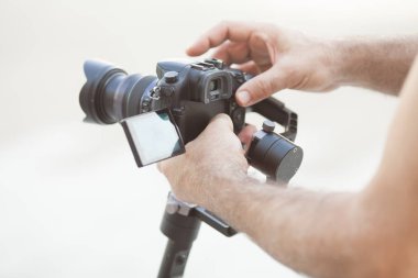 Eski erkek eller yakından tutun profesyonel fotoğraf makinesi