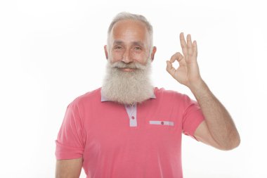 Palyaçoluk ve hareketler üst düzey komik sakallı adam pembe tişörtü gösterir.
