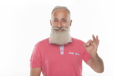 Palyaçoluk ve hareketler üst düzey komik sakallı adam pembe tişörtü gösterir.