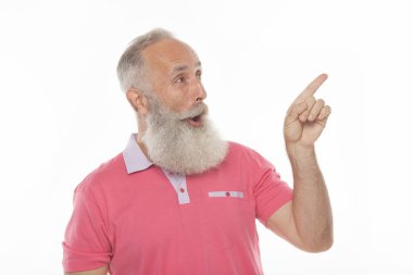 Portre bir gülümseyen bir adam uzakta beyaz bir arka plan üzerinde izole parmakları işaret sakallı