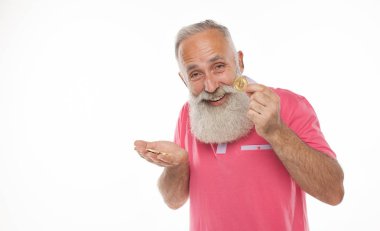 Komik sakallı adam elinde, yeni bir sanal para dijital sembolü Altın Bitcoin.