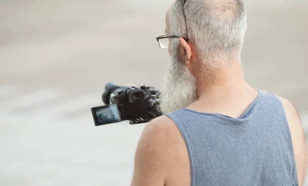 Uomo Anziano Con Macchina Fotografica Città — Foto Stock