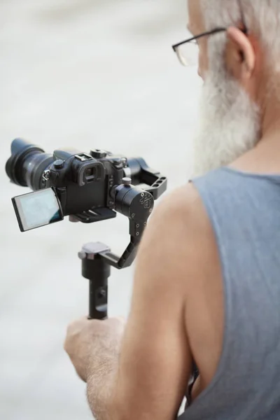 Homem Sênior Com Câmera Cidade — Fotografia de Stock