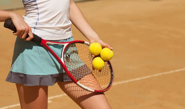 Γυναικείο Τένις Παίκτης Περιμένει Για Μια Υπηρεσία — Φωτογραφία Αρχείου
