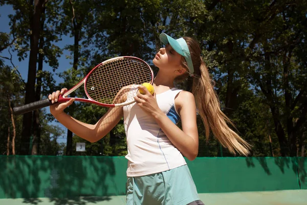 Ung Vacker Kvinna Tennisspelare Bär Mössa Att Resten Sitter Tennisbana — Stockfoto