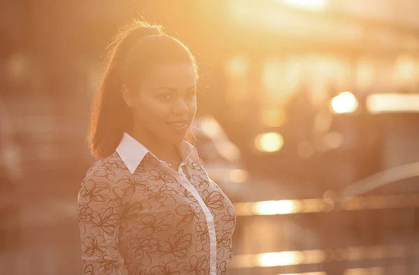 Retrato Cerca Una Hermosa Mujer Afroamericana Sonriendo Atardecer — Foto de Stock