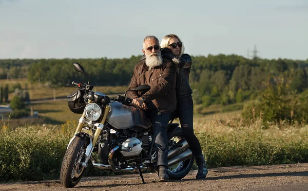 Dva Staří Mladí Šťastní Lidé Nosí Kostýmy Kůže Proti Motorce — Stock fotografie