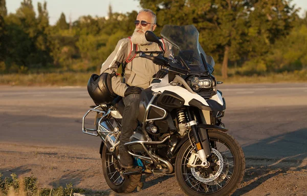 Velho Barbudo Pessoa Masculina Localizando Motocicleta Pôr Sol — Fotografia de Stock