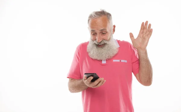 Studio Skott Happy Senior Skäggige Mannen Leende Medan Använder Mobiltelefon — Stockfoto