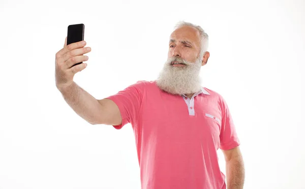 Aktiva Skäggiga Gubben Tar Selfie Med Mobiltelefon Isolerad Vit Bakgrund — Stockfoto