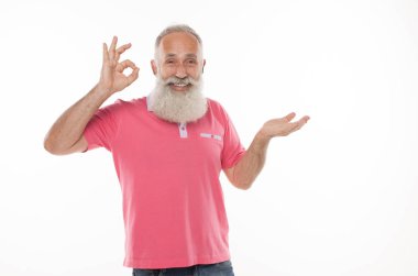 Elinde bir şey hayali tutan adam mutlu gülümseyen kıdemli sakallı.