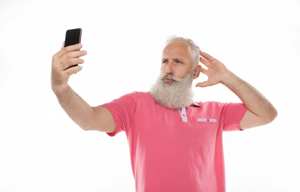 Aktiva Skäggiga Gubben Tar Selfie Med Mobiltelefon Isolerad Vit Bakgrund — Stockfoto