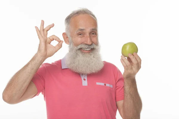 Friska Äldre Skäggig Man Tänker Njuta Färskt Äpple Studio Skott — Stockfoto