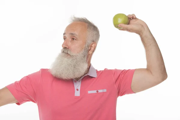 Funny Skäggiga Senior Mannen Kasta Upp Ett Grönt Äpple Isolerad — Stockfoto