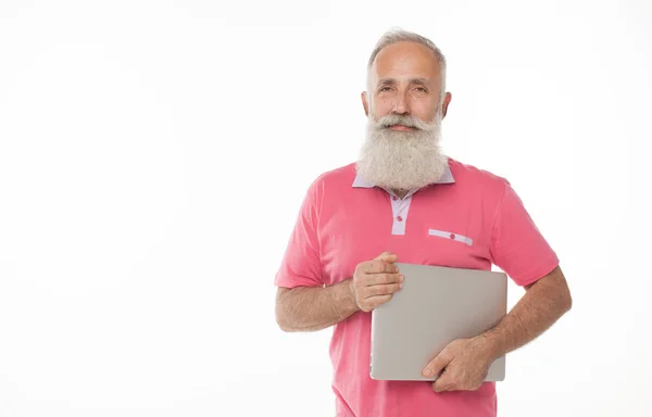 Senior Mannen Hålla Laptop Och Stå Upp Mot Vit Bakgrund — Stockfoto