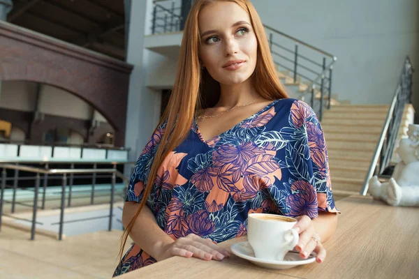 Рыжая Женщина Пьет Кофе Утрам Ресторане — стоковое фото