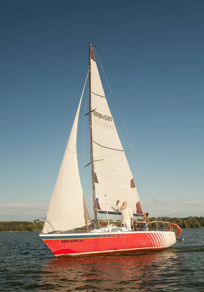 Afrikalı kadın ile mutlu yaşlı kıdemli yatta seyahat.